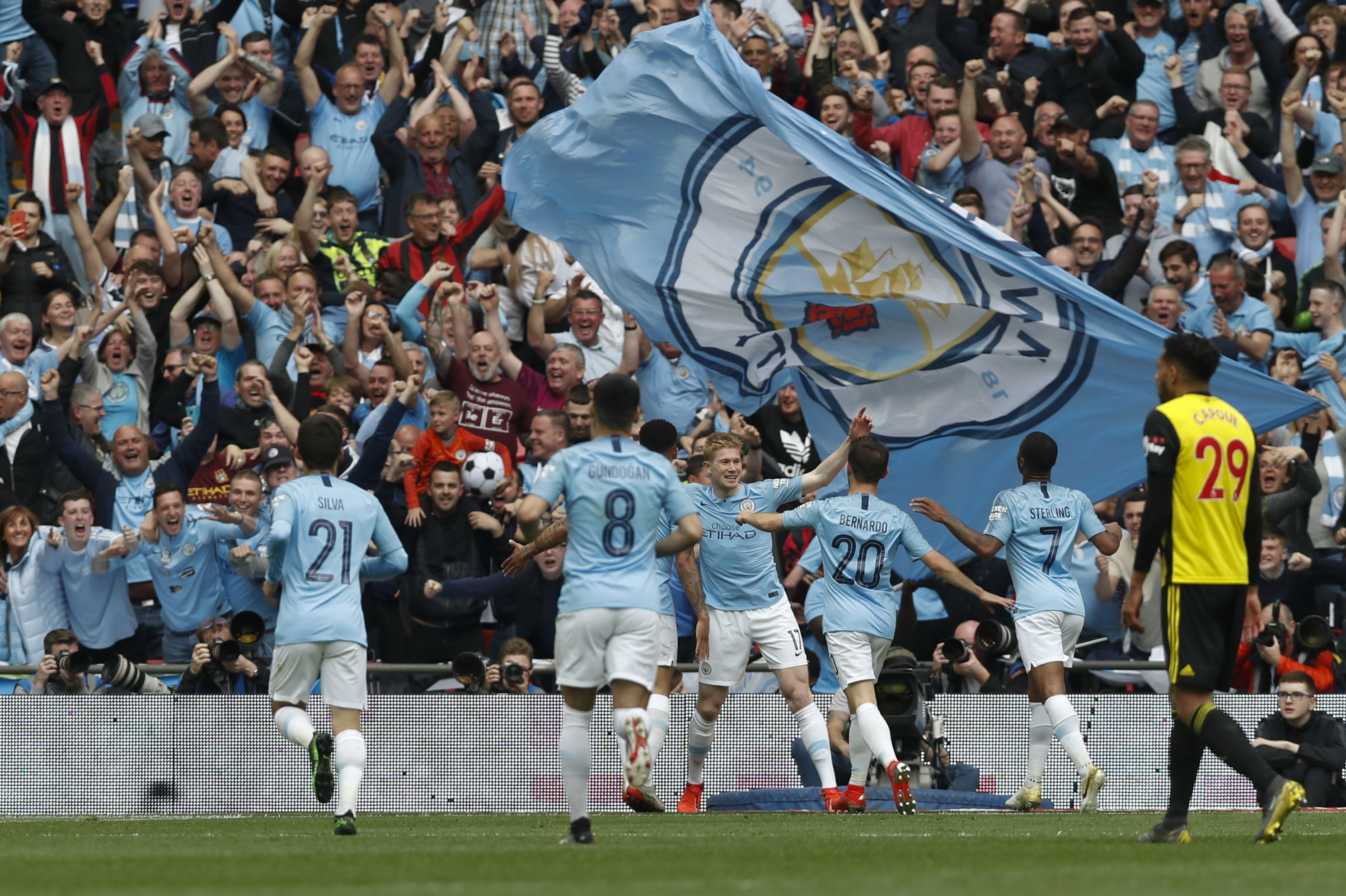 文班亚马30+5，马刺爆冷惨遭逆转！福克斯18中4，火箭旧将暴走